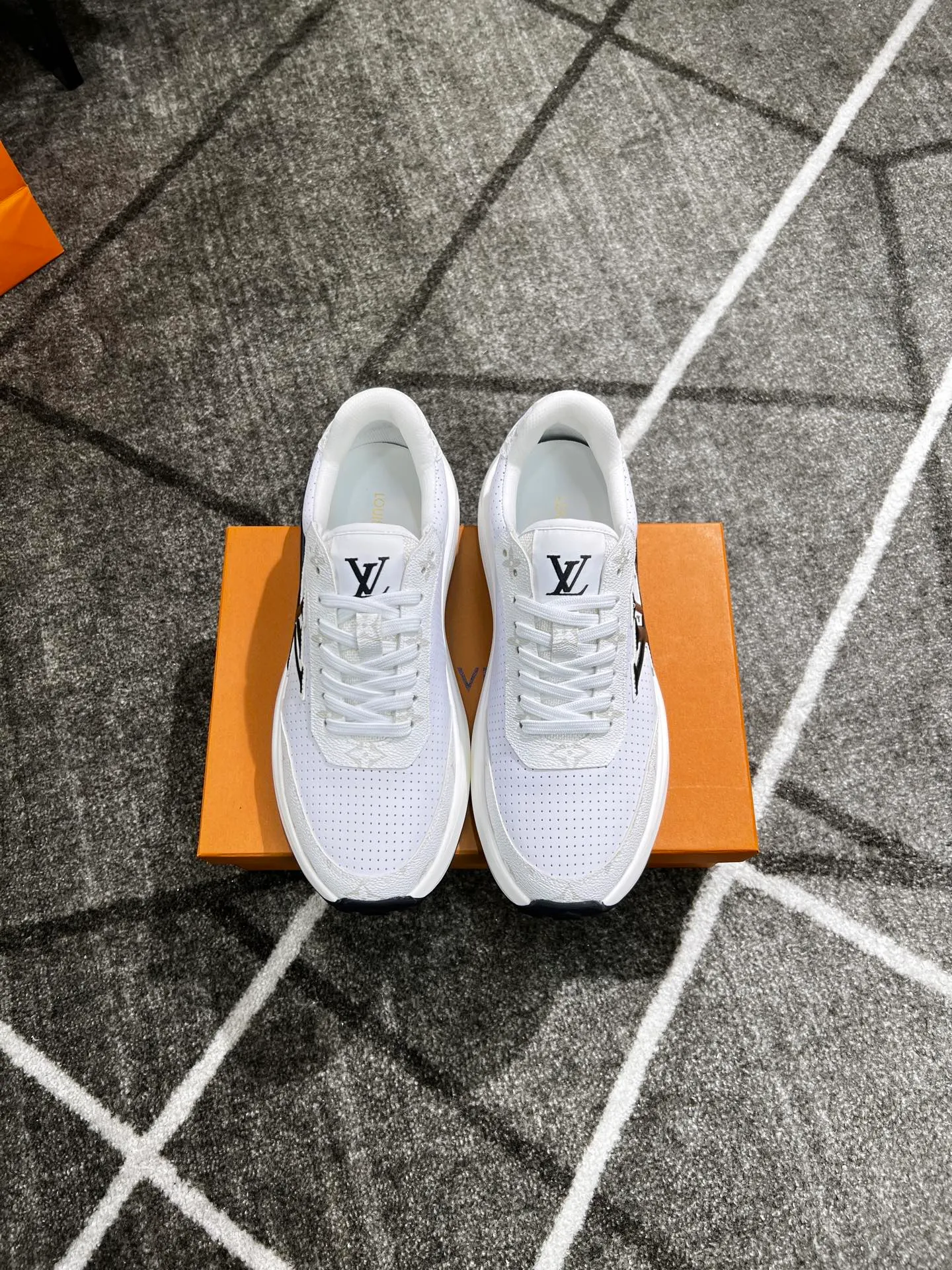 Factory price: 438 💰 LV new casual men's shoes 👉 👉 Fashionable and versatile, 💞 simple and elegant style, 🔊 made of imported cowhide, ☑️ breathable mesh lining, sheepskin feet, original wear-resistant rubber outsole, exclusive new style, actual shot, three colors available, code number: 38-44, (45 can be customized)